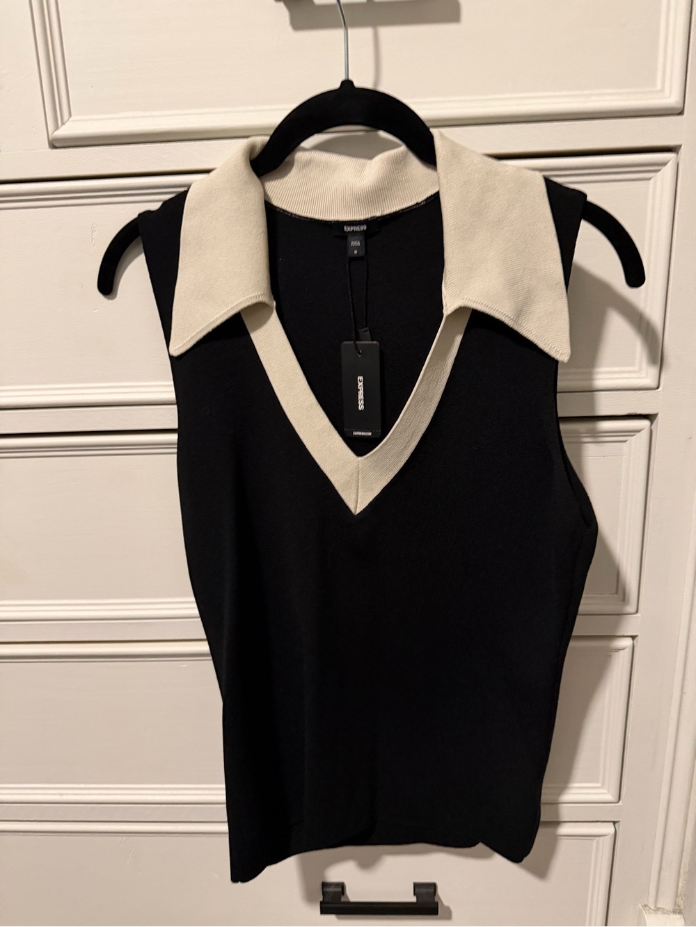 Express Sleeveless V-Neck Knit Top in Black with Cream Collar